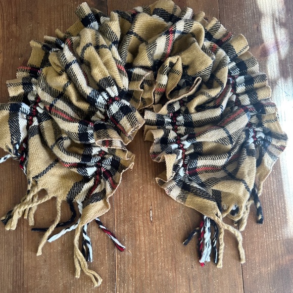 House Of Scotland Ruffle Scarf - Picture 6 of 6